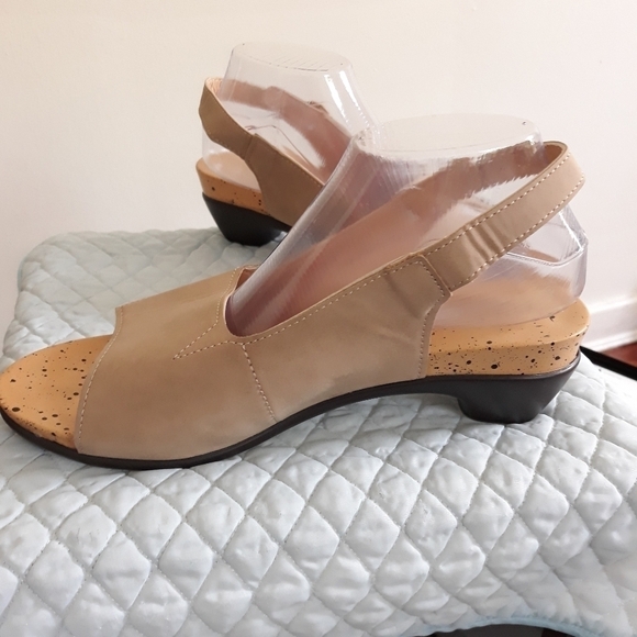 ABCDEF Tan Lightweight Sandal size 10/ 41 Shoes - Picture 2 of 6